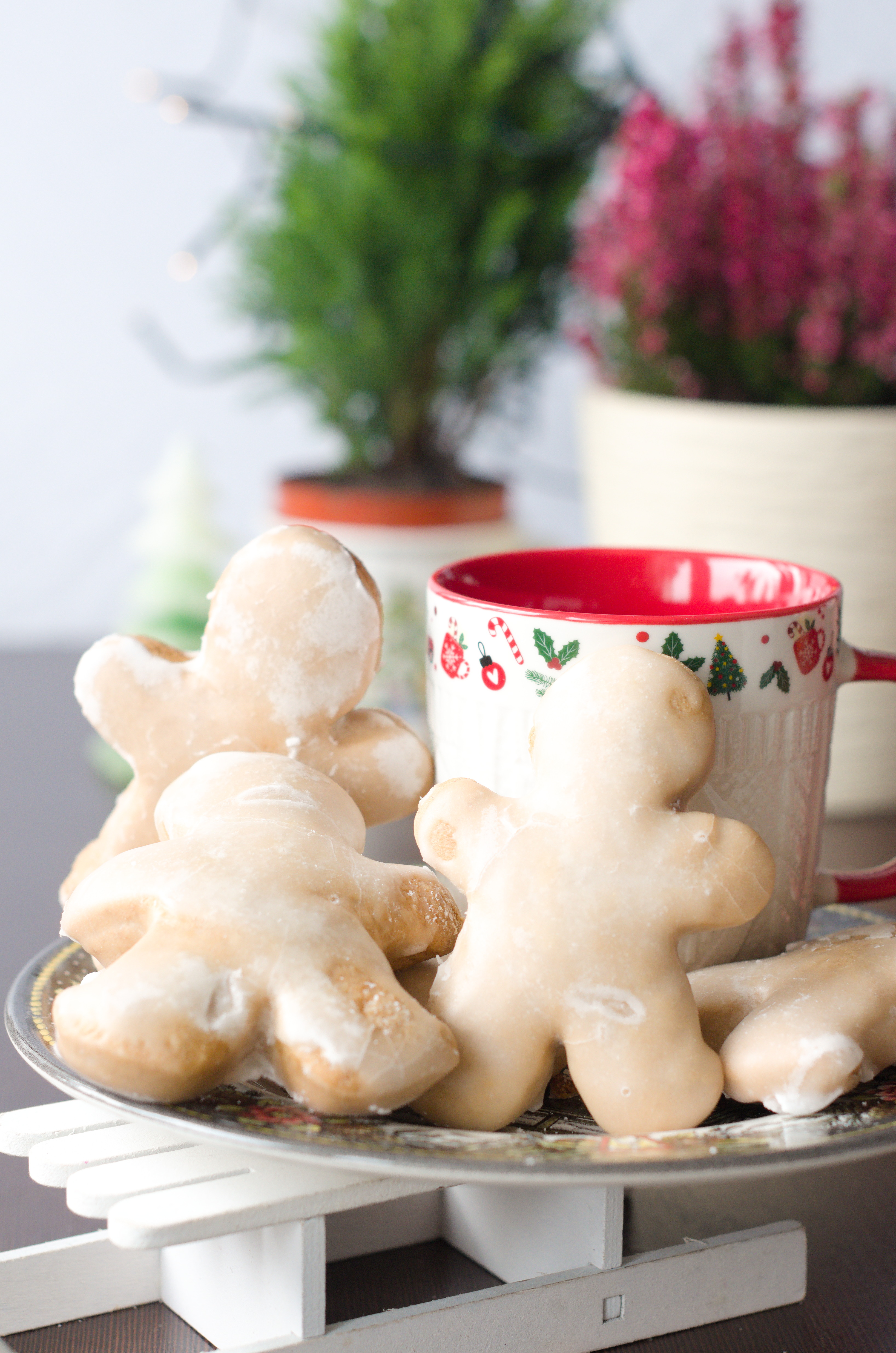 pierniczki świąteczne pokryte lukrem