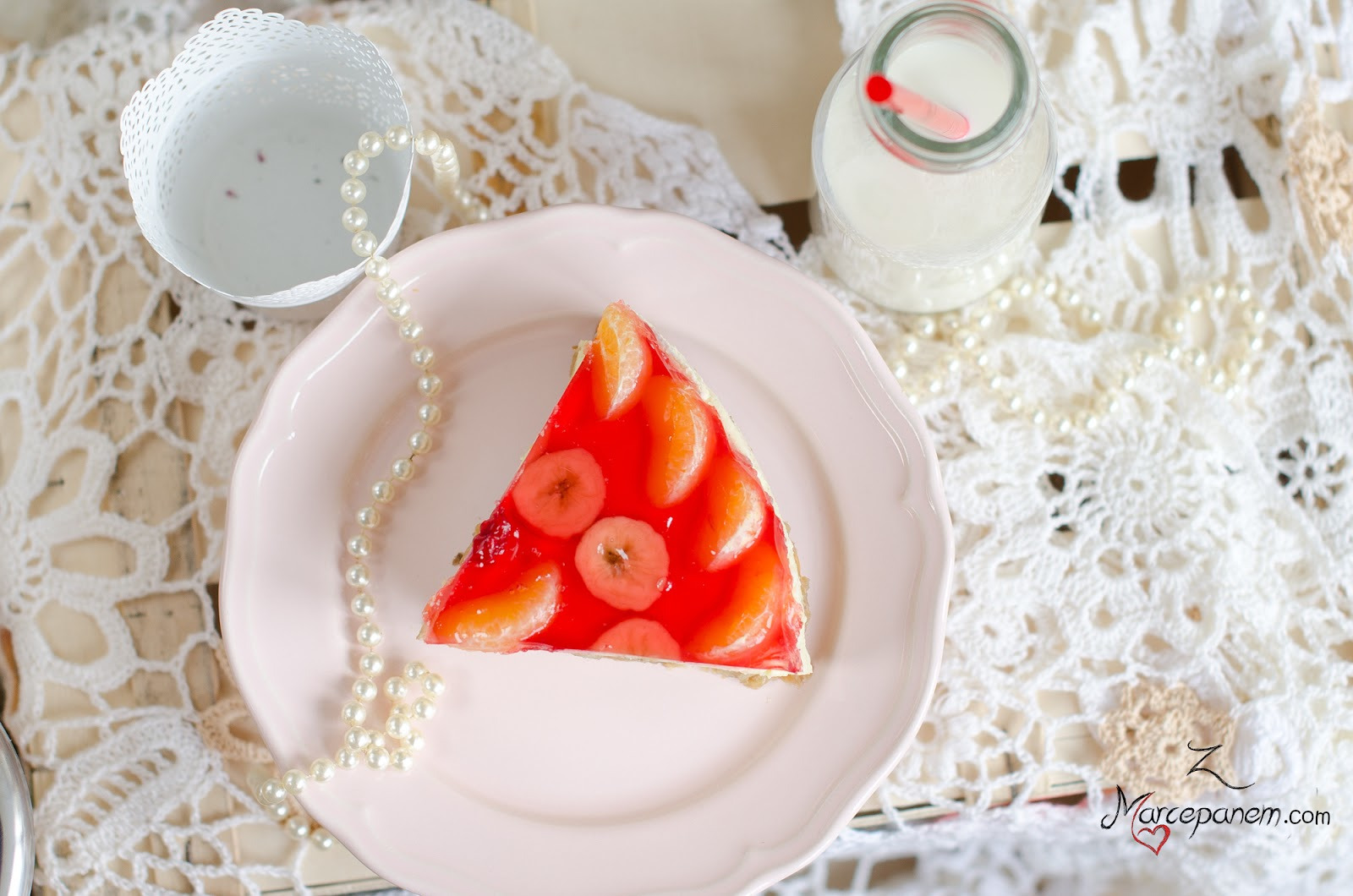 pyszny sernik z galaretką na talerzyku