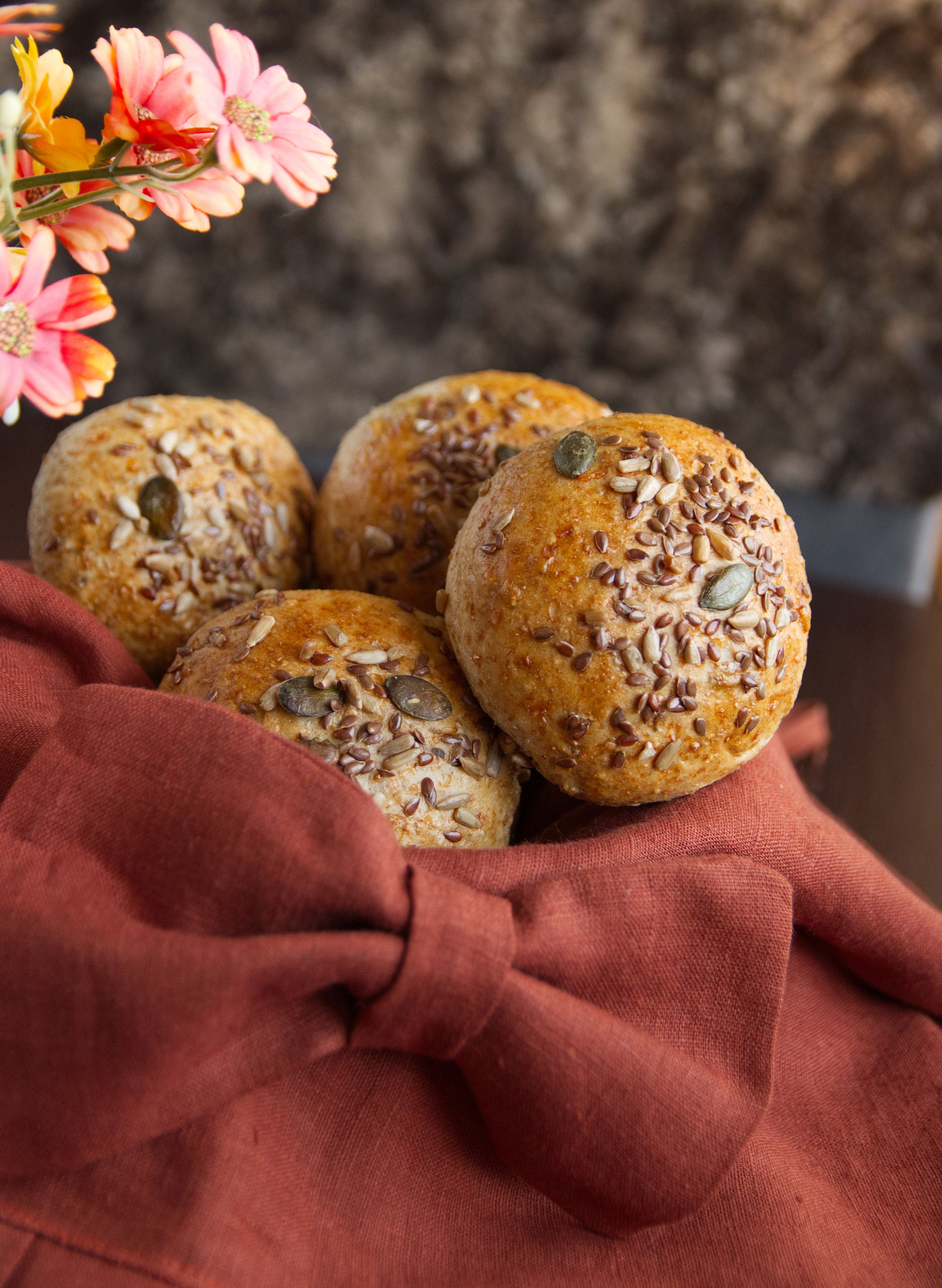 Domowe bułki z ziarnami