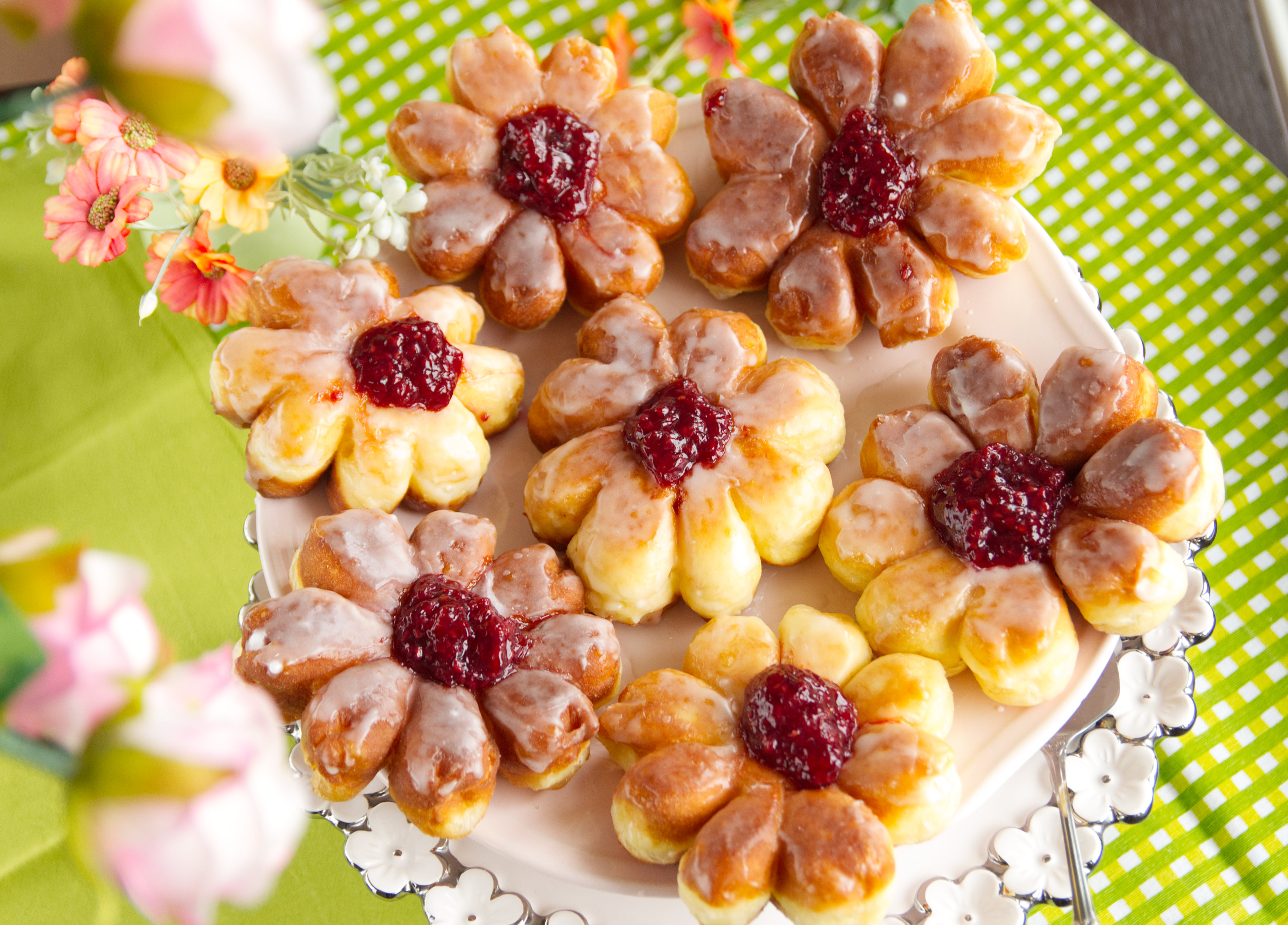 Pączki – kwiaty z malinami