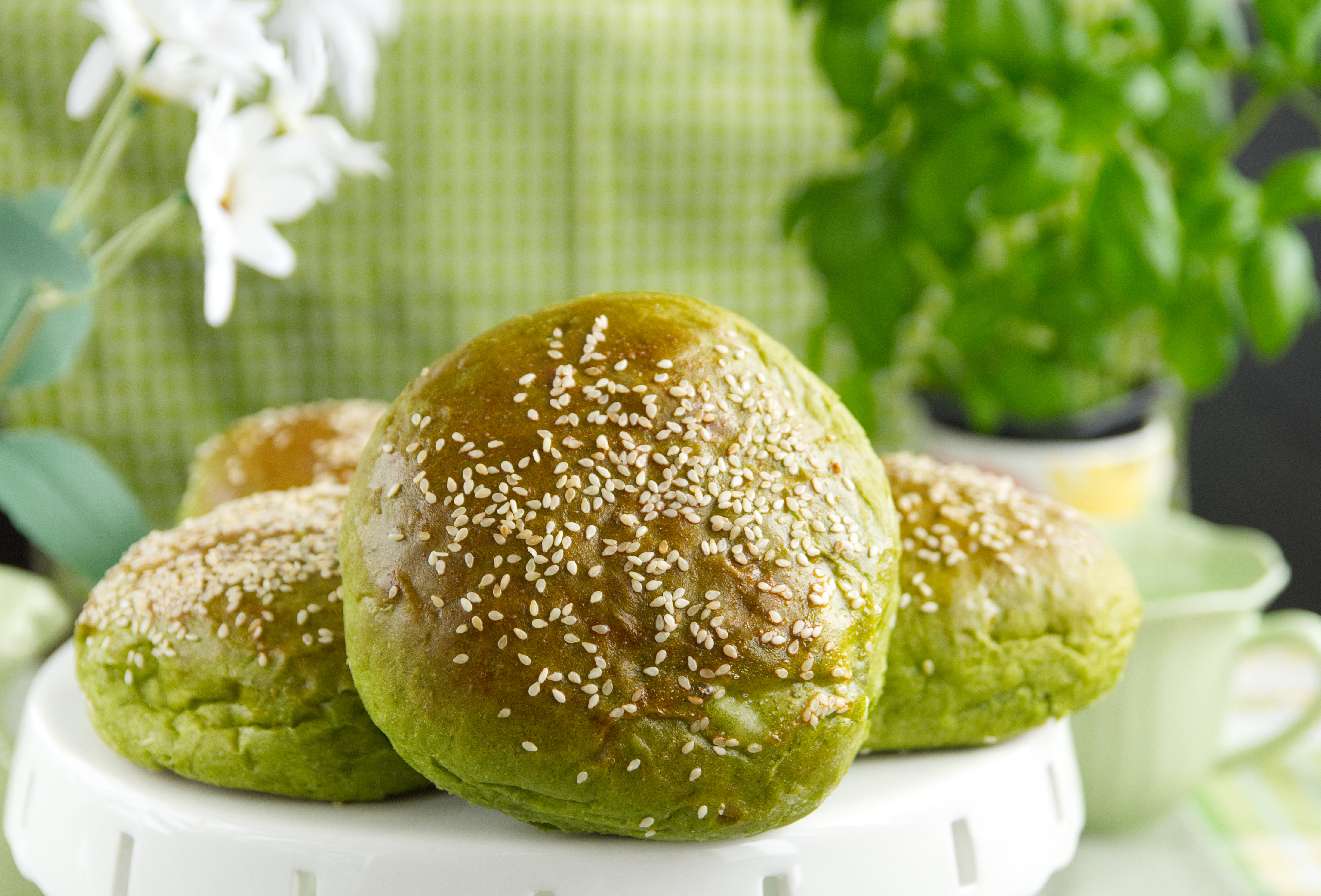 Zielone bułki do burgerów ze szpinakiem