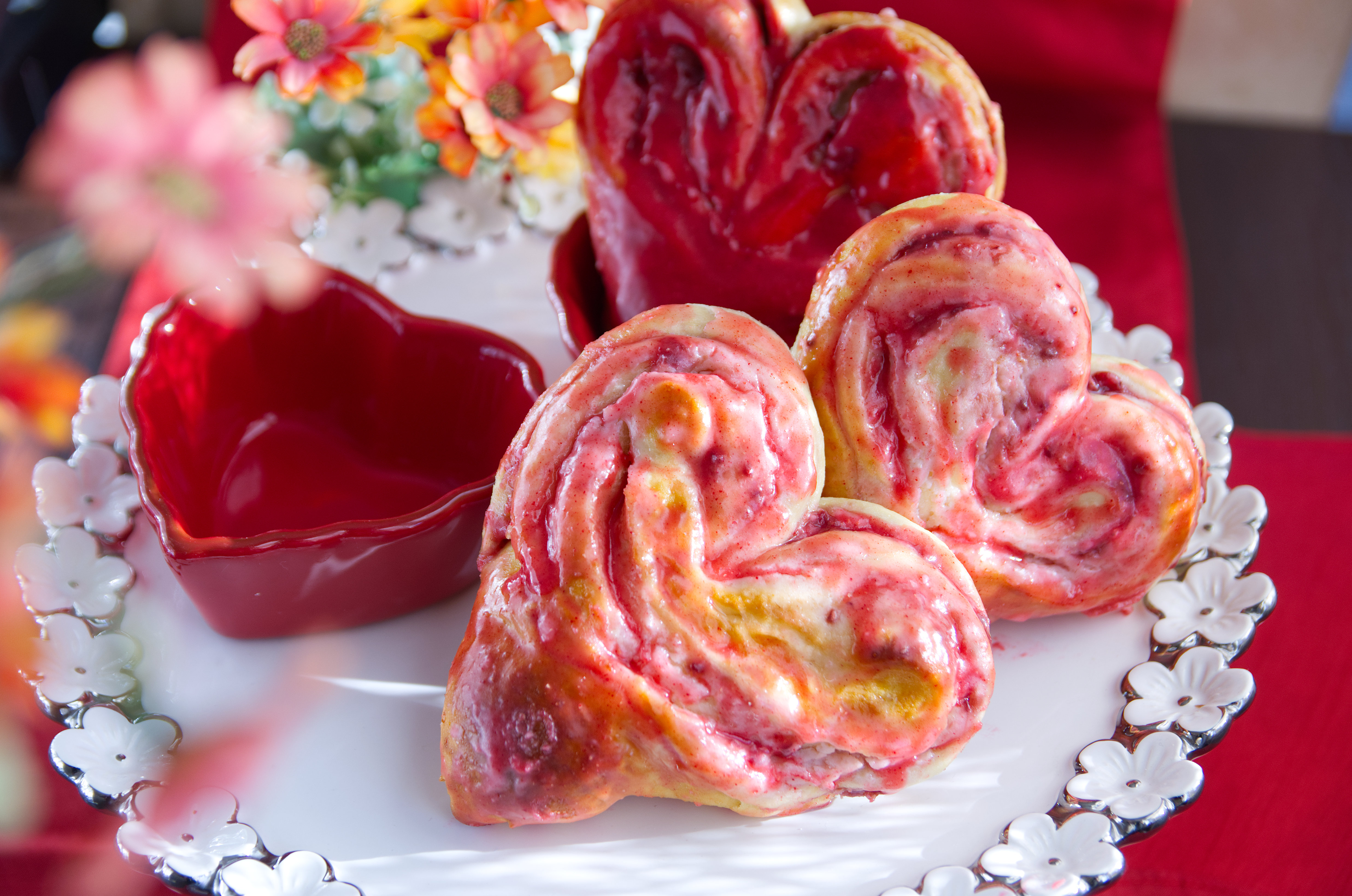 Bułki drożdżowe serca z malinowo-serowym nadzieniem