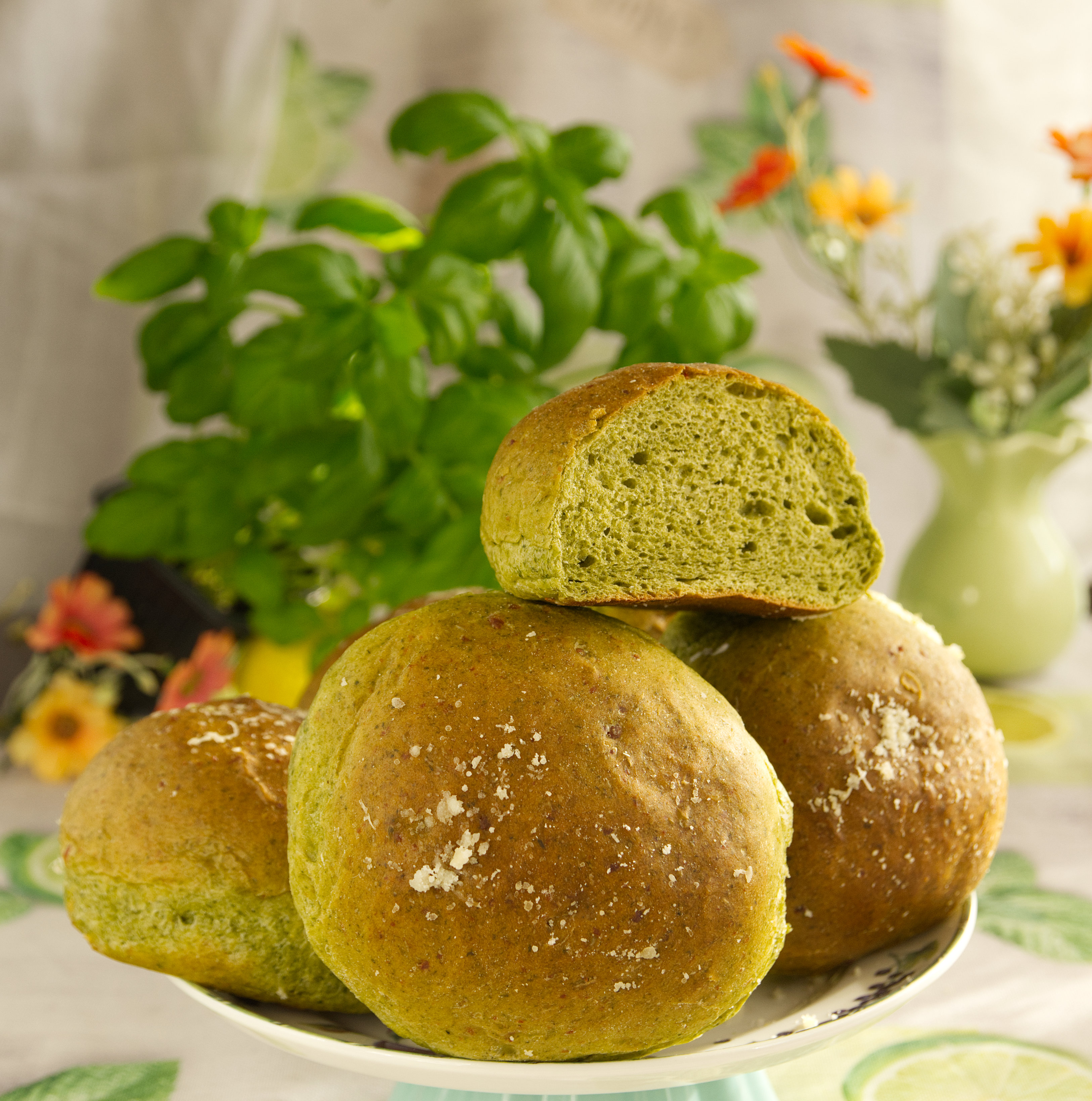 Zielone bułki czosnkowe z parmezanem