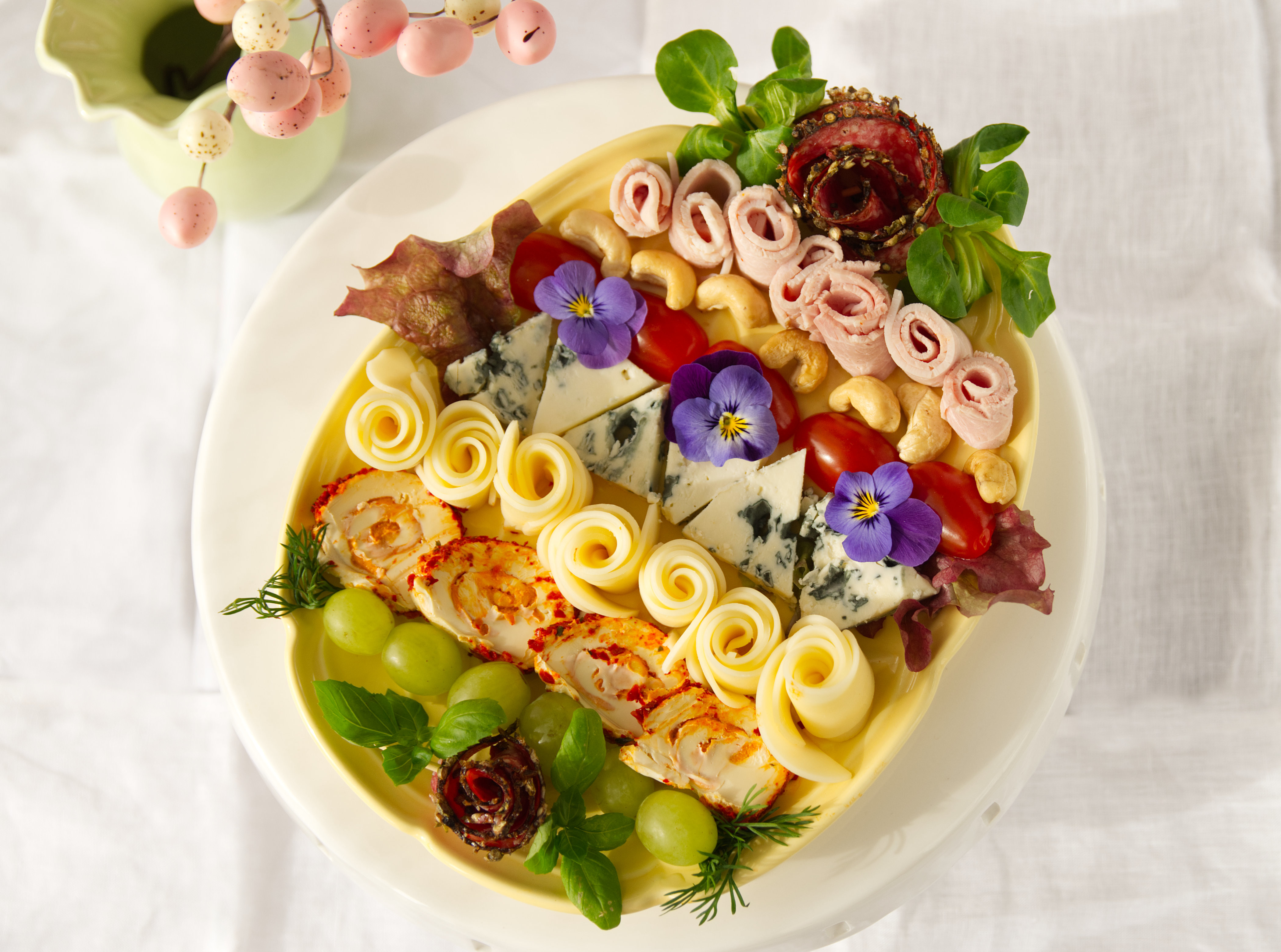 Talerz serów i wędlin w kształcie pisanki na Wielkanoc