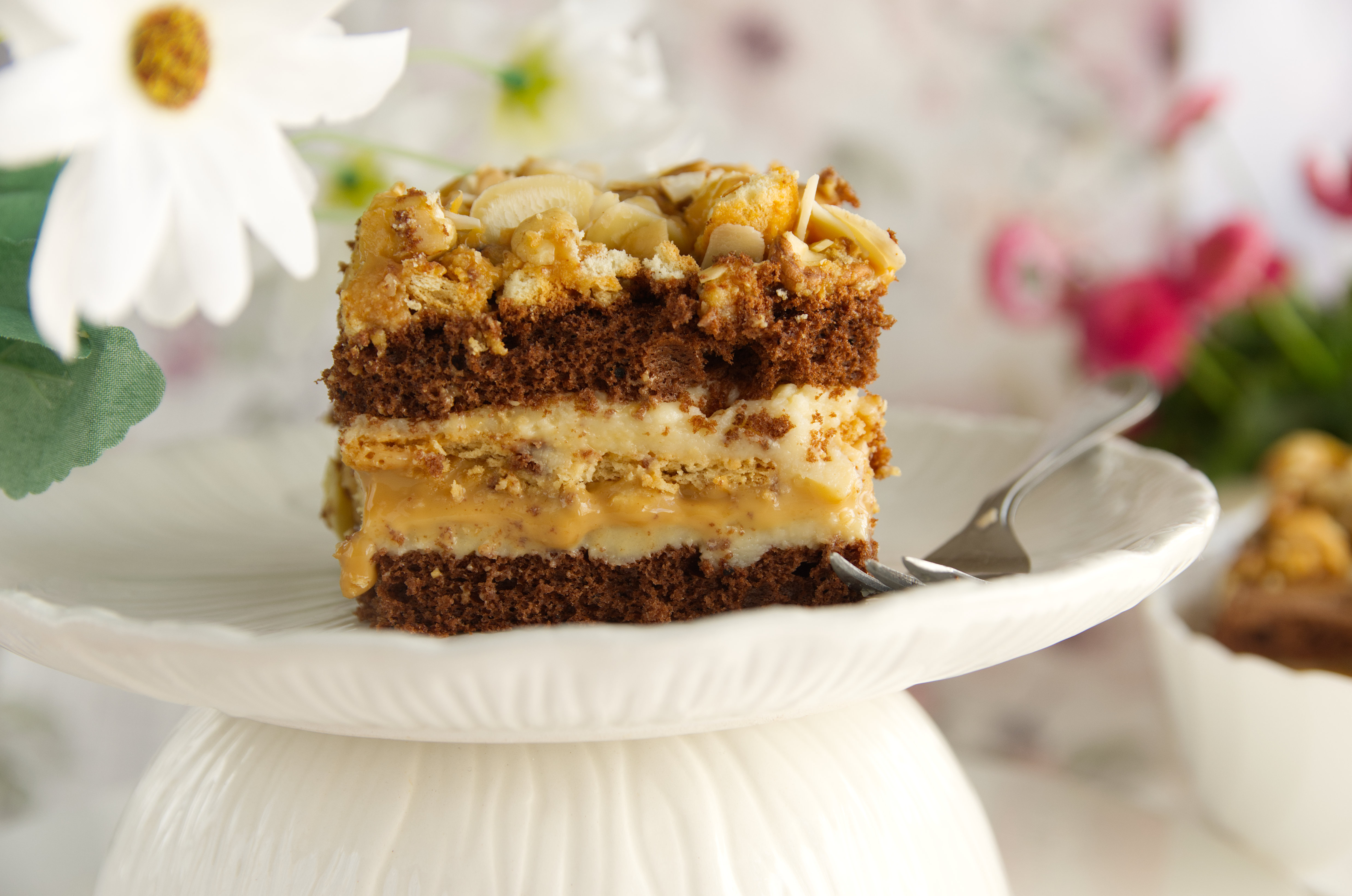 ciasto przekładane posypane orzechami