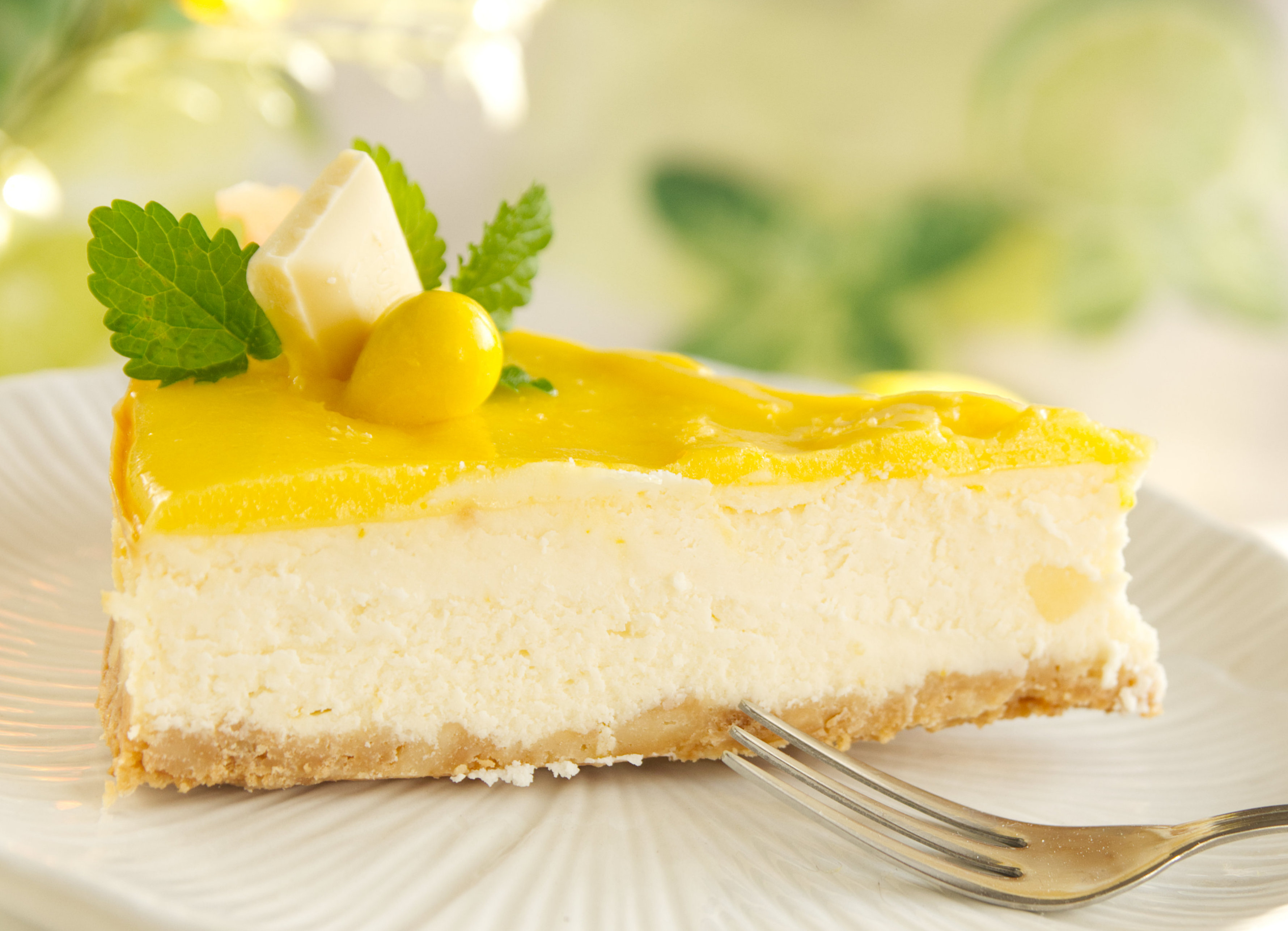kawałek cytrynowego sernika z listkiem mięty